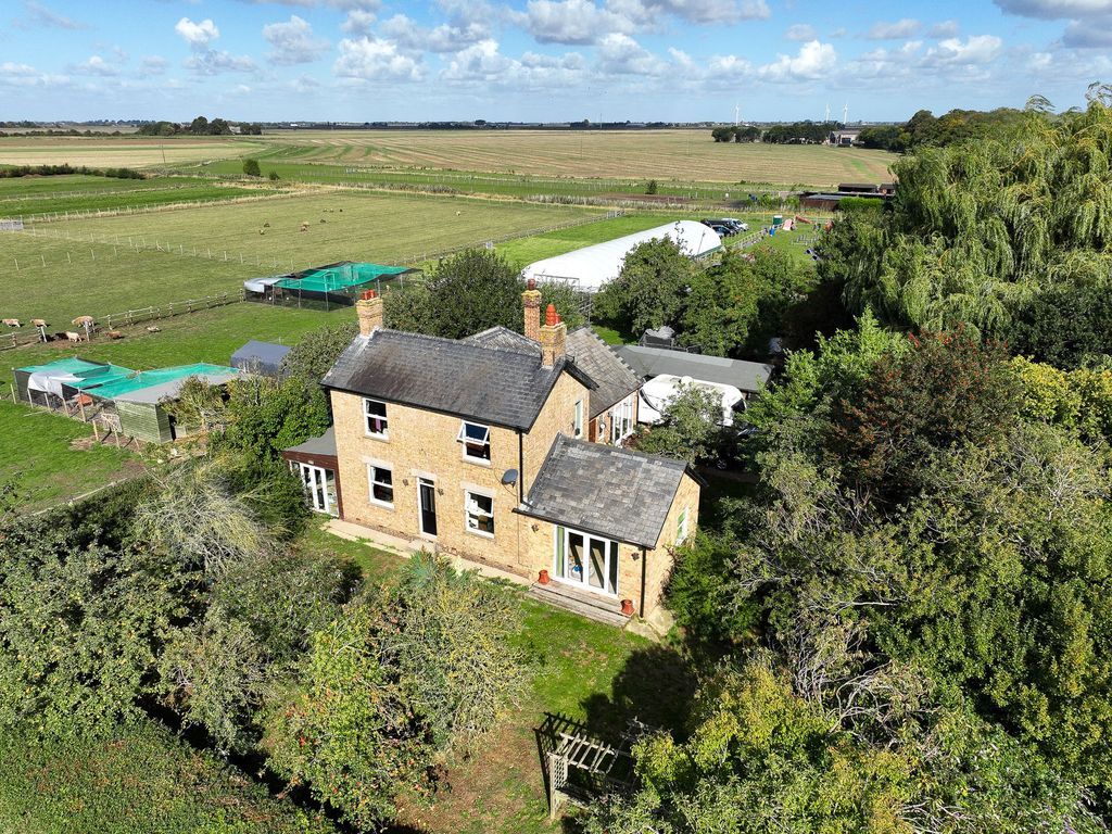 3 bed farmhouse for sale in Chase Road, Benwick PE15, £850,000