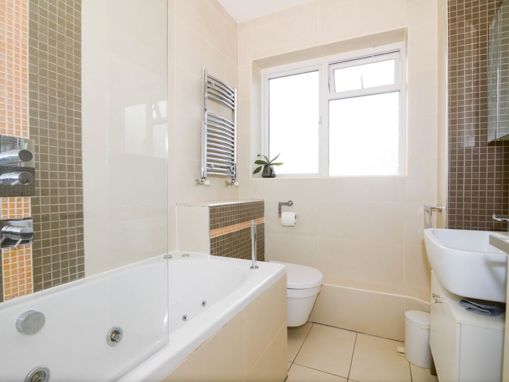 2 bed flat for sale in Kenmore Close, Richmond TW9, £520,000