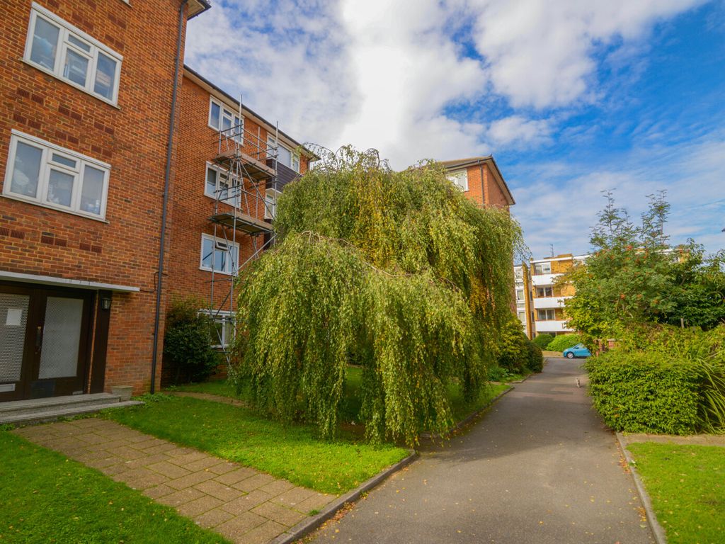 2 bed flat for sale in Kenmore Close, Richmond TW9, £520,000