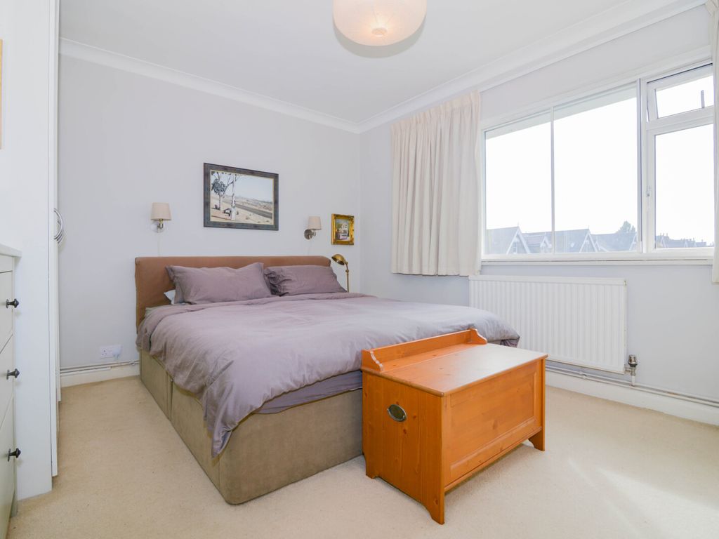 2 bed flat for sale in Kenmore Close, Richmond TW9, £520,000