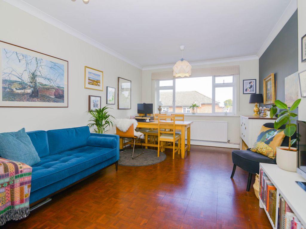 2 bed flat for sale in Kenmore Close, Richmond TW9, £520,000
