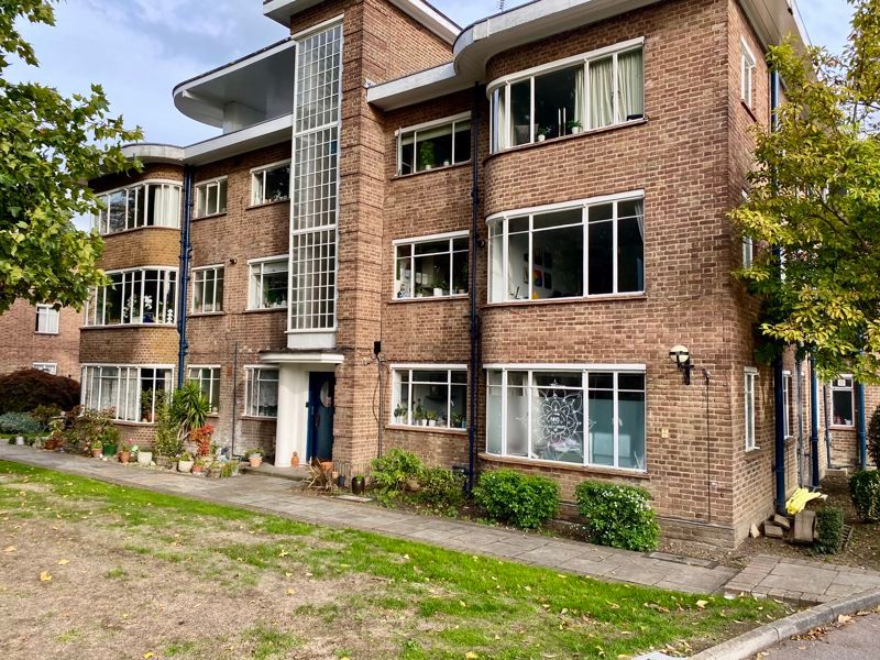 2 bed flat to rent in Kingfisher Court, Bridge Road, East Molesey KT8, £1,650 pcm