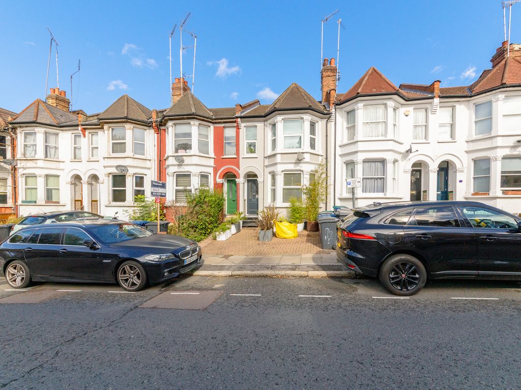 2 bed flat for sale in Dollis Road, Finchley N3, £465,000