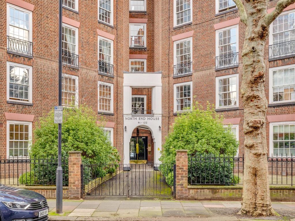 2 bed flat for sale in North End House, Fitzjames Avenue, London W14, £550,000