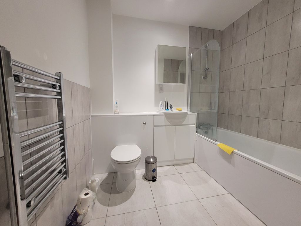 1 bed flat to rent in Stoke Road, Slough SL2, £1,350 pcm
