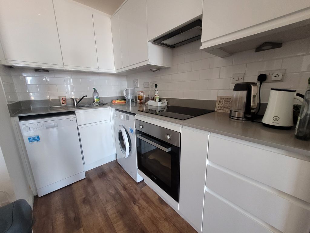 1 bed flat to rent in Stoke Road, Slough SL2, £1,350 pcm
