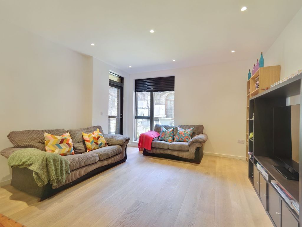 1 bed flat for sale in Bardsley Lane, London SE10, £415,000