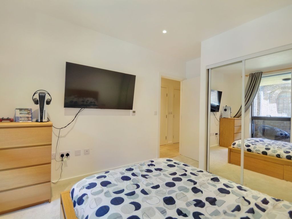 1 bed flat for sale in Bardsley Lane, London SE10, £415,000