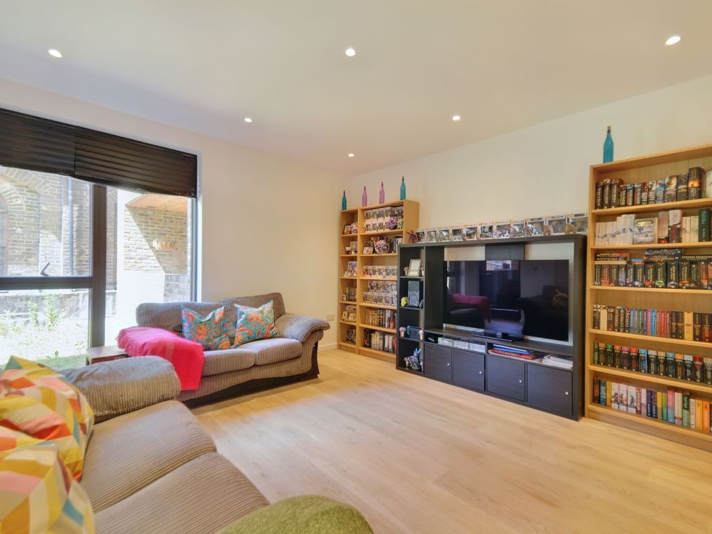 1 bed flat for sale in Bardsley Lane, London SE10, £415,000