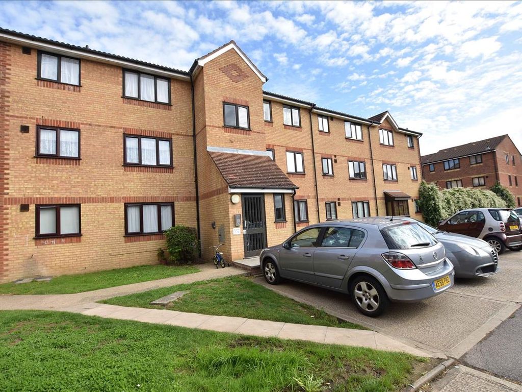 1 bed flat for sale in Redford Close, Feltham, Middlesex TW13, £195,000