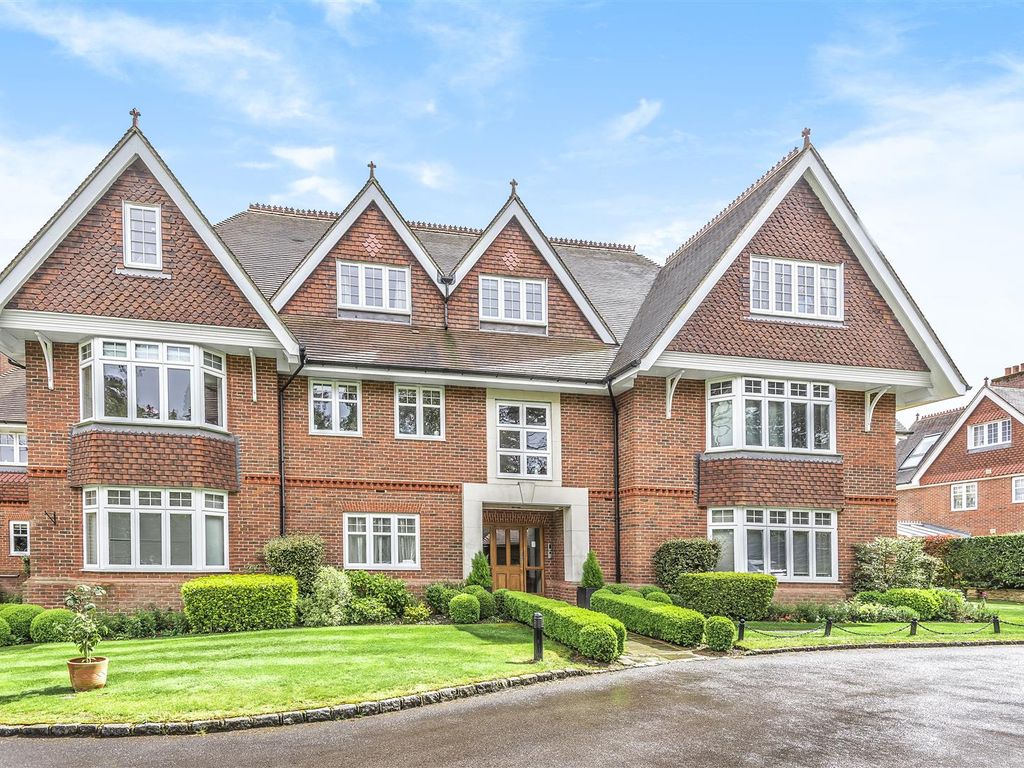 2 bed flat for sale in Guildford Road, Fetcham, Leatherhead KT22, £625,000