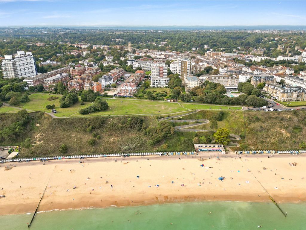 3 bed flat for sale in West Cliff Road, West Cliff, Bournemouth, Dorset BH2, £1,095,000