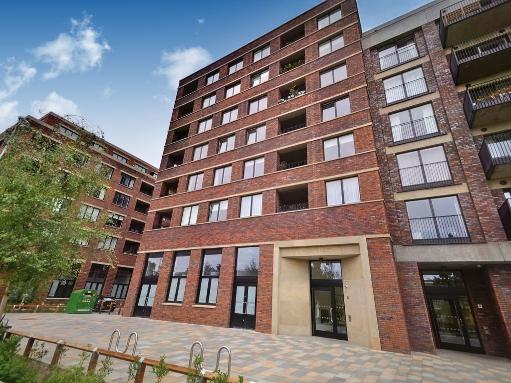 2 bed flat for sale in Rookwood Way, London E3, £600,000
