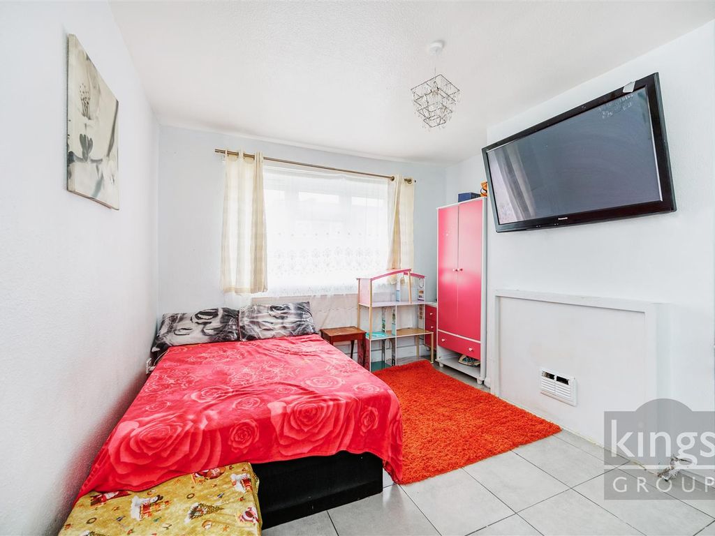 3 bed flat for sale in Devon Close, London N17, £310,000
