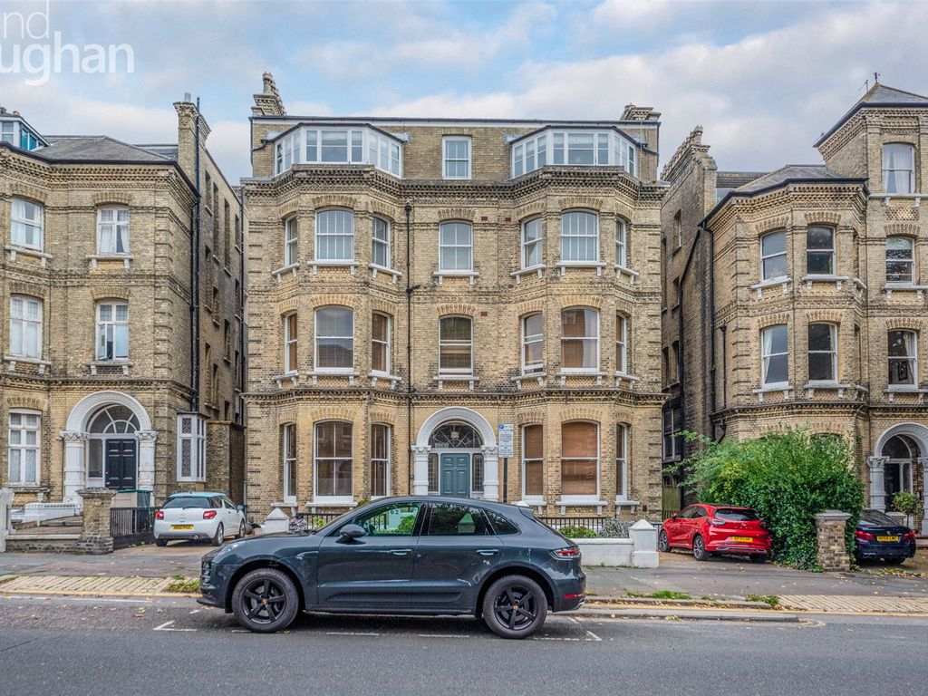 3 bed flat for sale in The Drive, Hove BN3, £775,000