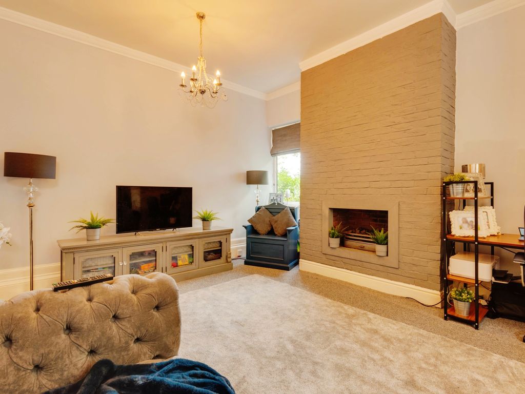 2 bed flat for sale in Congleton Road, Alderley Edge SK9, £350,000