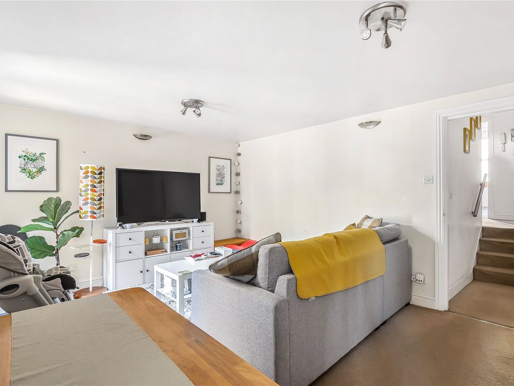 2 bed flat for sale in Hampden Road, London N8, £475,000