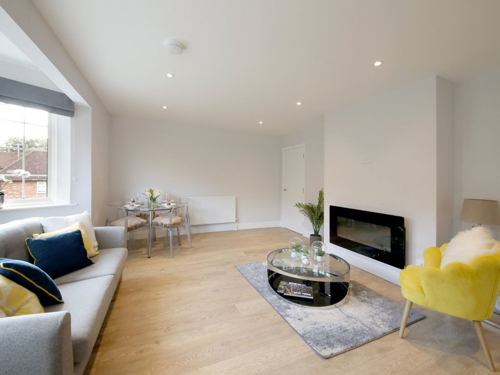 2 bed flat for sale in Amersham Road, Beaconsfield HP9, £399,000