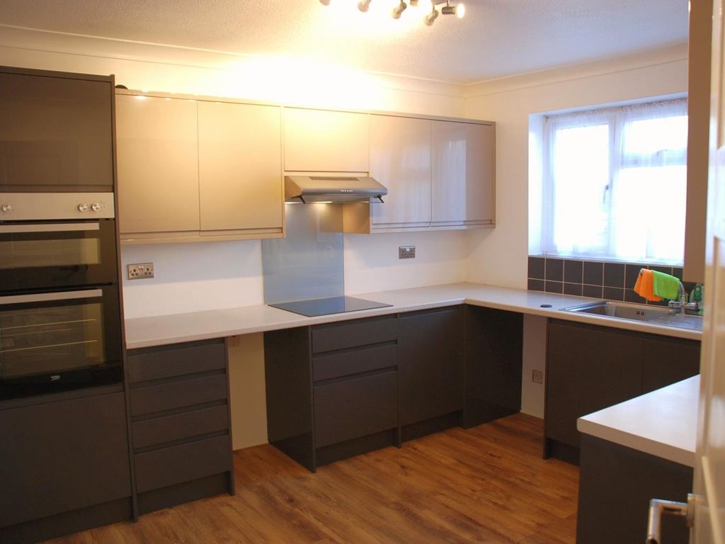 2 bed flat to rent in Kelsey Court, Burgess Hill, West Sussex RH15, £1,175 pcm
