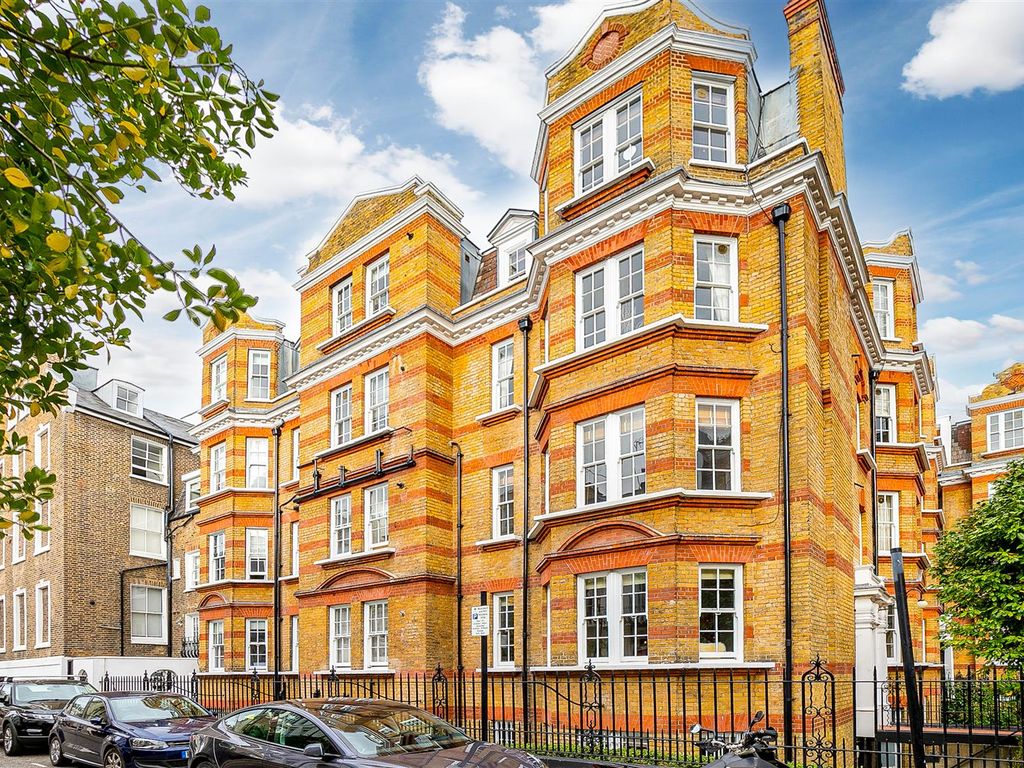 2 bed flat for sale in Pitt Street, London W8, £950,000