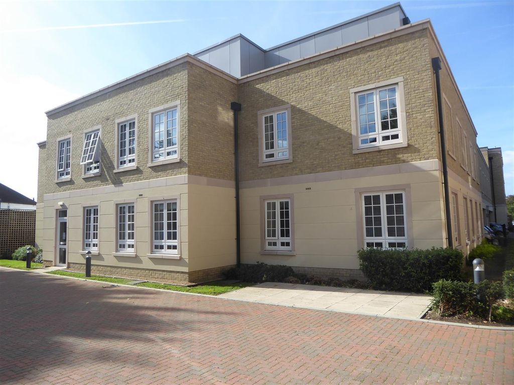 2 bed flat for sale in Beck House, Twickenham Road, Isleworth TW7, £395,000