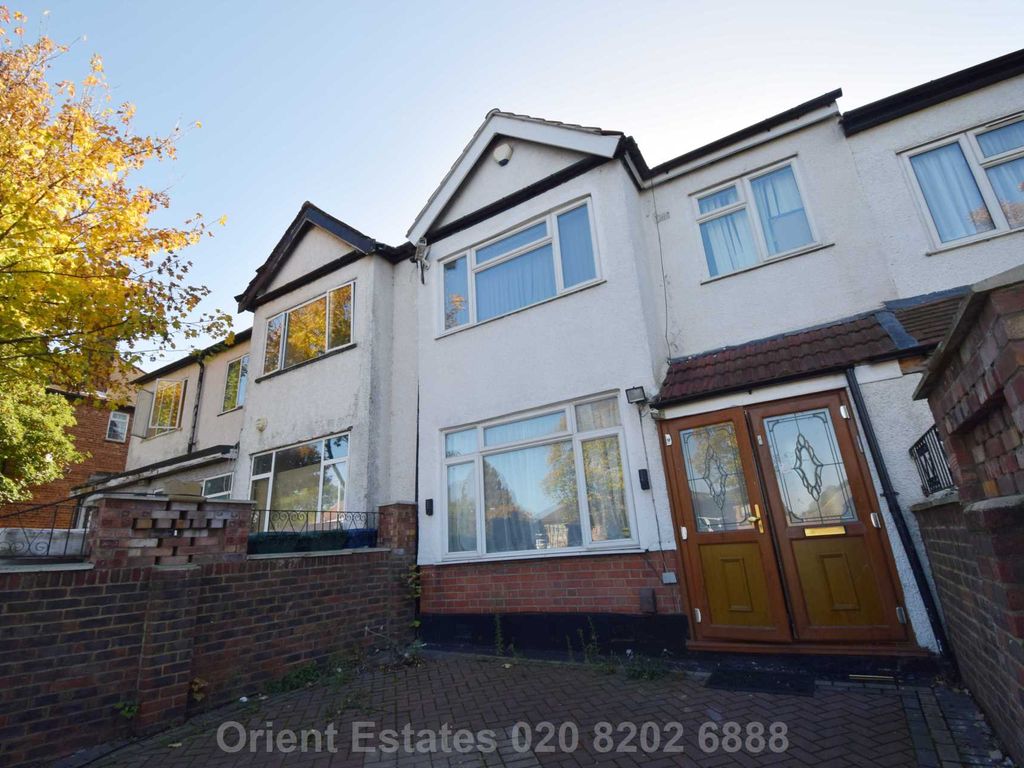 4 bed terraced house for sale in Park Road, London NW4, £699,950