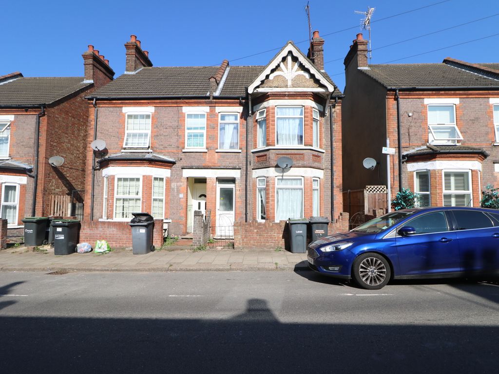 4 bed property for sale in Reginald Street, Luton LU2, £390,000