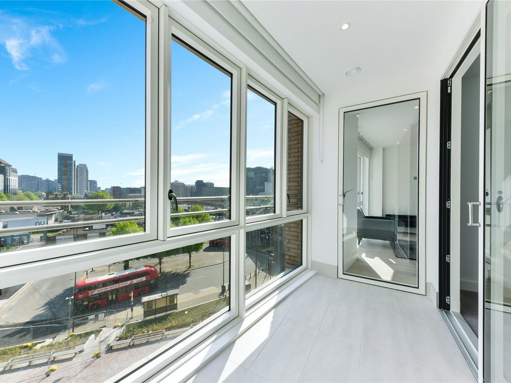 1 bed flat for sale in Royal Captain Court, 26 Arniston Way E14, £475,000