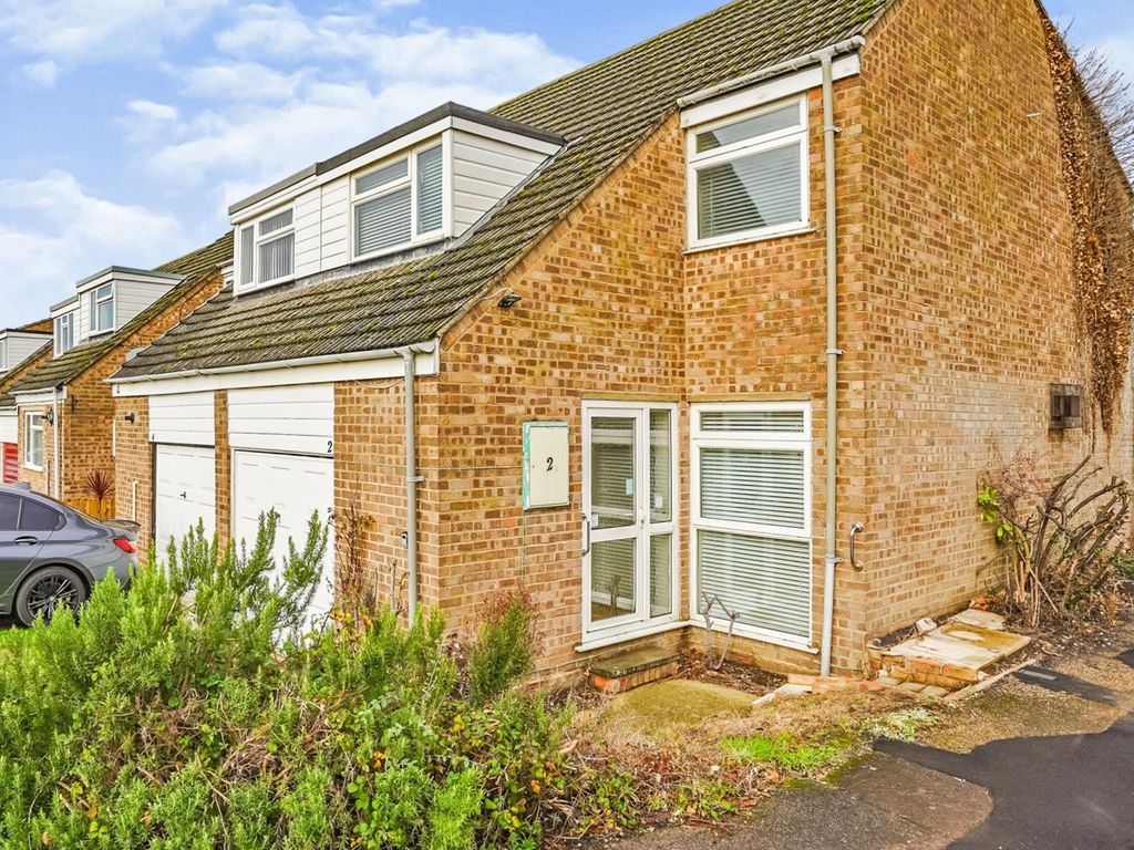 3 bed end terrace house for sale in Skippon Way, Thame OX9, £350,000