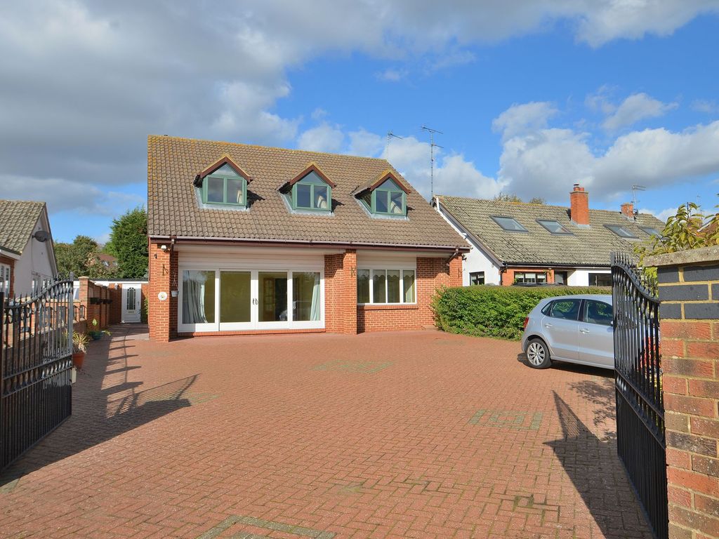 4 bed detached house to rent in Leys Road, Loughton MK5, £2,400 pcm