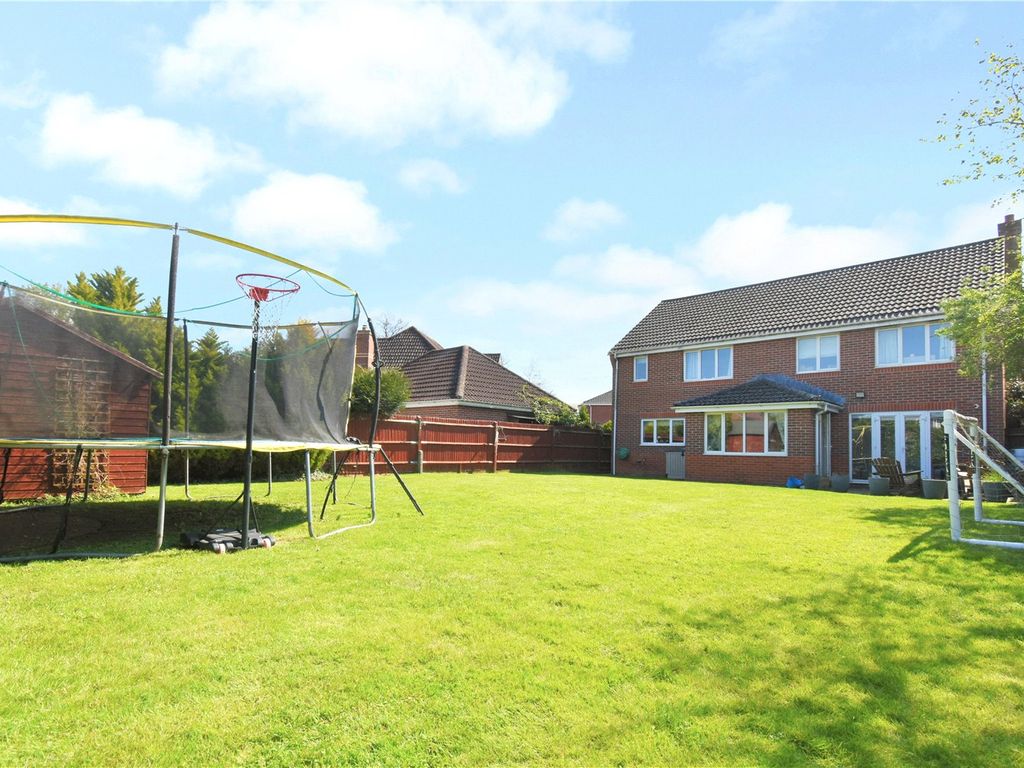 5 bed detached house for sale in Greenham, Thatcham, West Berkshire RG19, £784,000