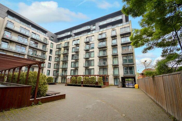 1 bed flat to rent in High Street, Slough SL1, £1,250 pcm