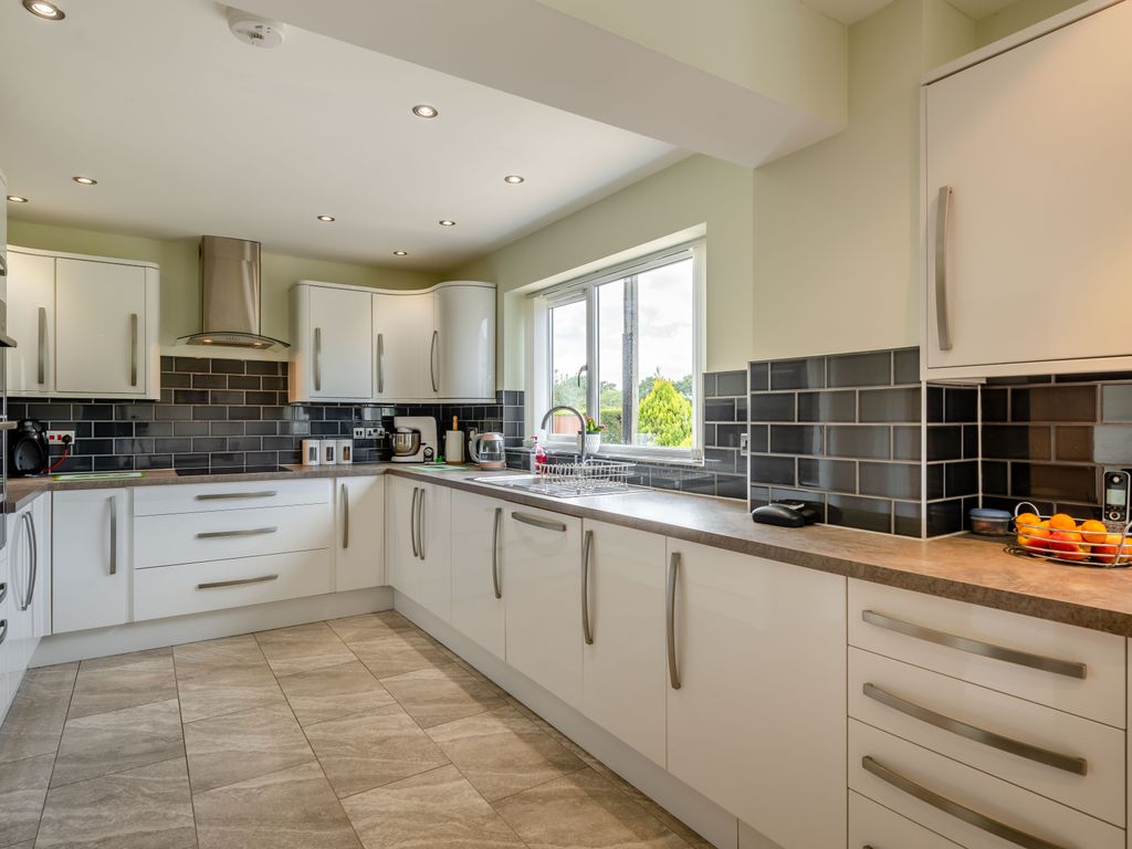 4 bed detached house for sale in Bowling Bank, Isycoed LL13, £500,000