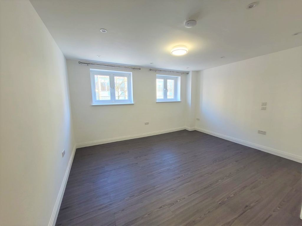 1 bed flat to rent in High Street, Slough SL1, £1,300 pcm