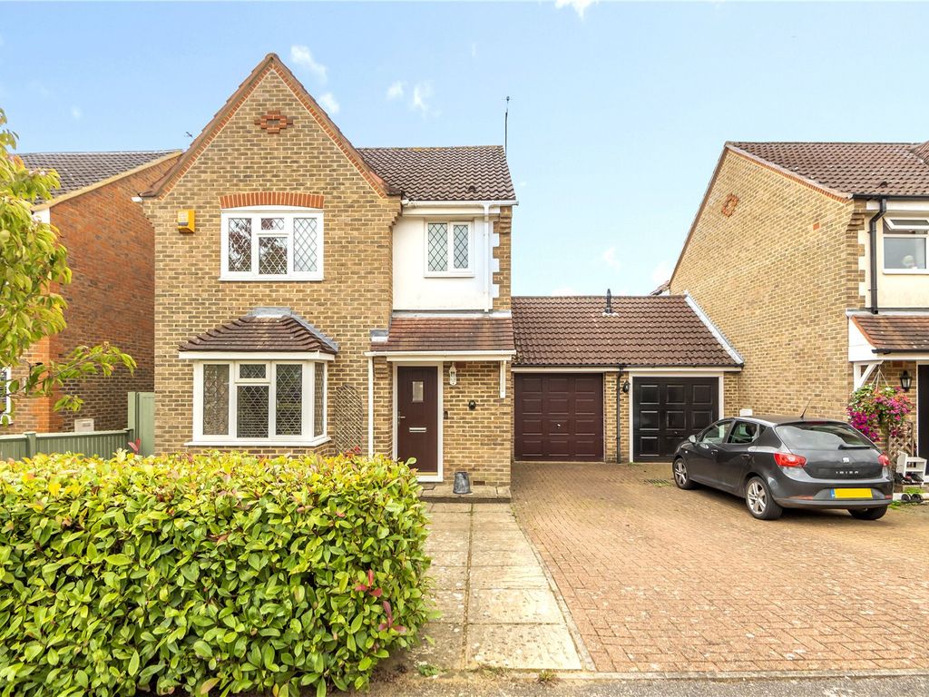 3 bed link-detached house to rent in Magnolia Avenue, Abbots Langley, Hertfordshire WD5, £2,100 pcm