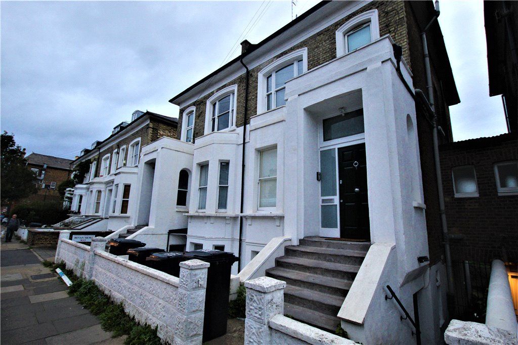 3 bed maisonette to rent in Percy Road, London W12, £3,300 pcm