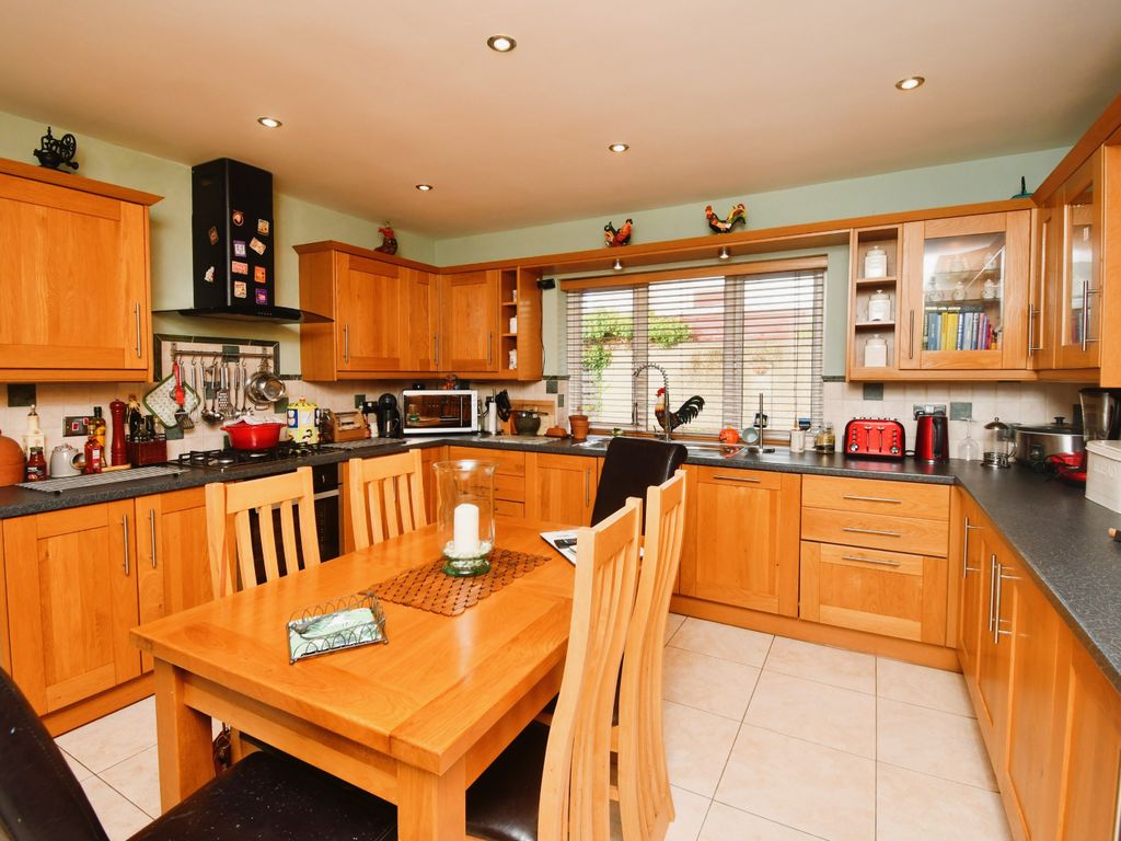 3 bed detached house for sale in Tudor Crescent, Newport NP10, £380,000