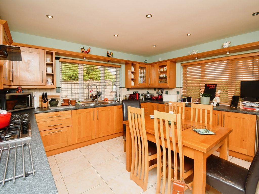 3 bed detached house for sale in Tudor Crescent, Newport NP10, £380,000