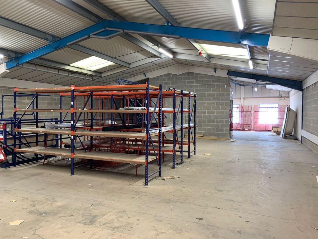 Warehouse to let in Unit 9 Robert Cort Industrial Estate, Britten Road, Reading RG2, £29,960 pa