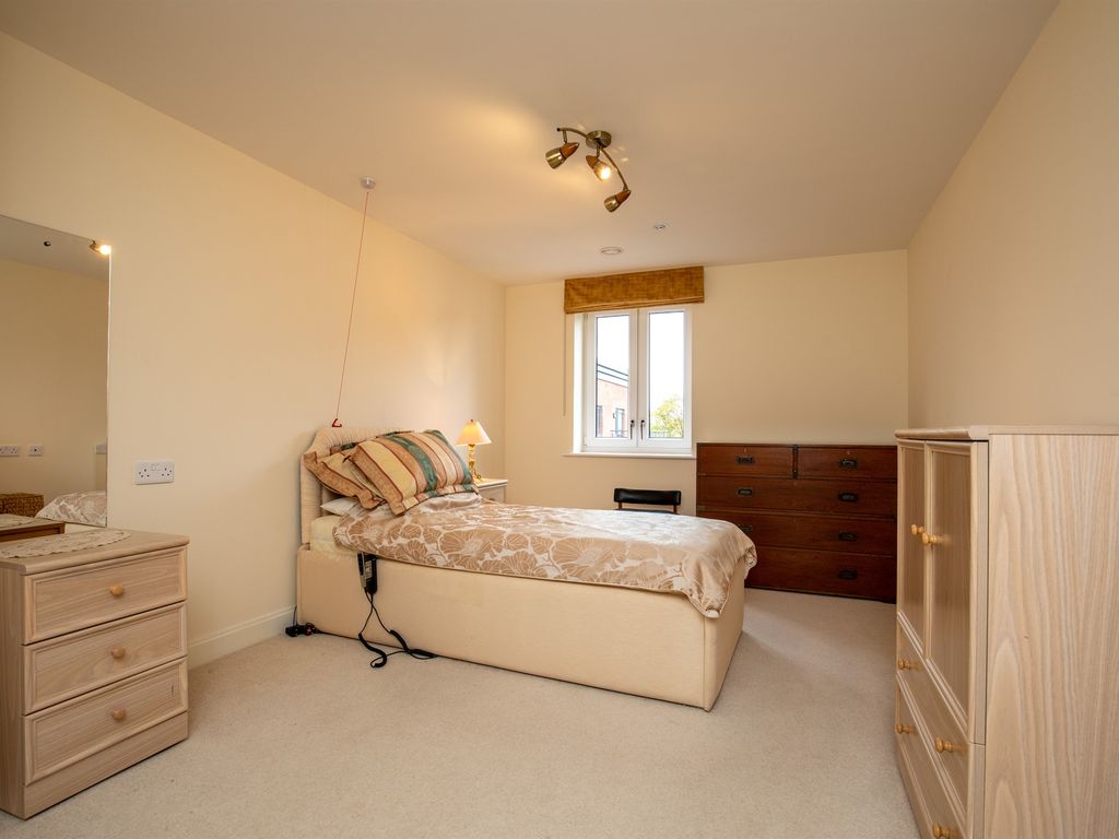 2 bed flat for sale in Ilex Close, Llanishen, Cardiff CF14, £375,000