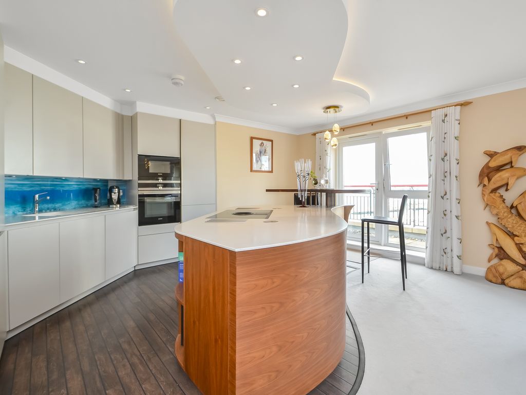 2 bed penthouse for sale in Gunwharf Quays, Portsmouth PO1, £875,000