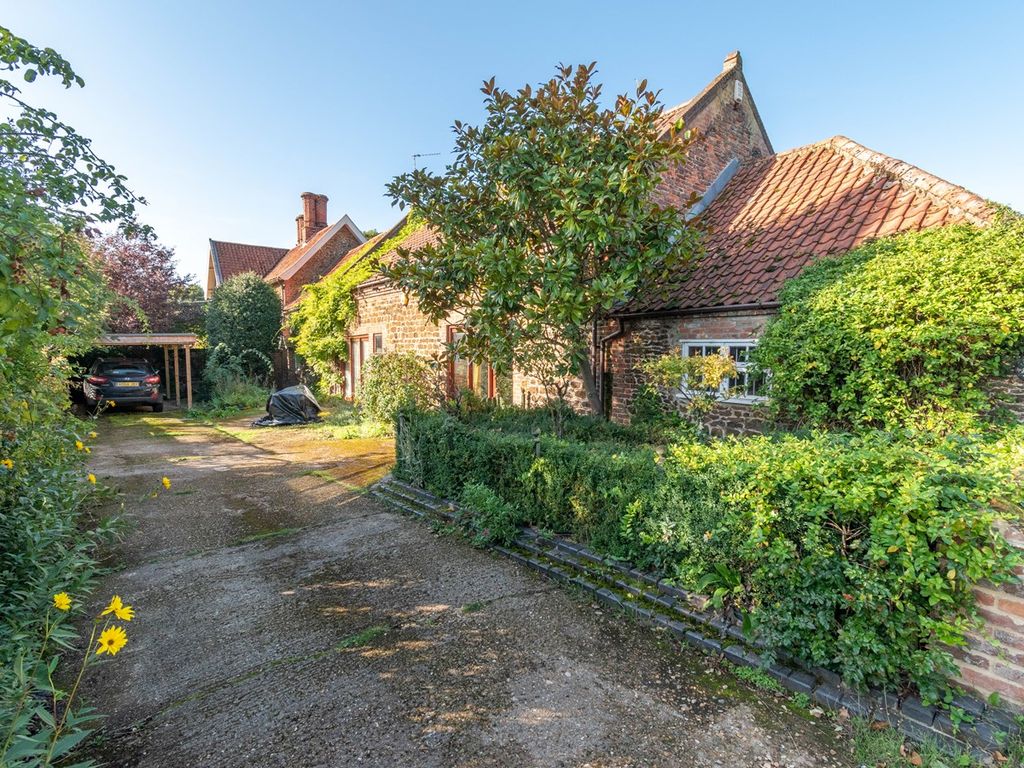 4 bed property for sale in The Green, North Wootton PE30, £495,000