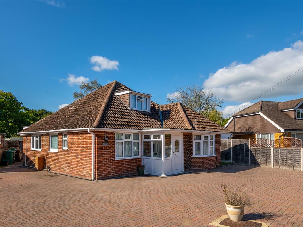 3 bed detached bungalow for sale in Weatherhill Close, Horley RH6, £650,000
