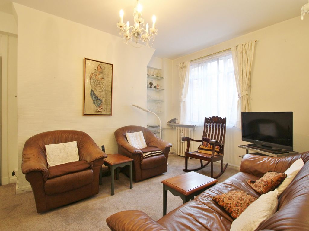 2 bed flat for sale in Latymer Court, Hammersmith Road, Hammersmith W6, £525,000