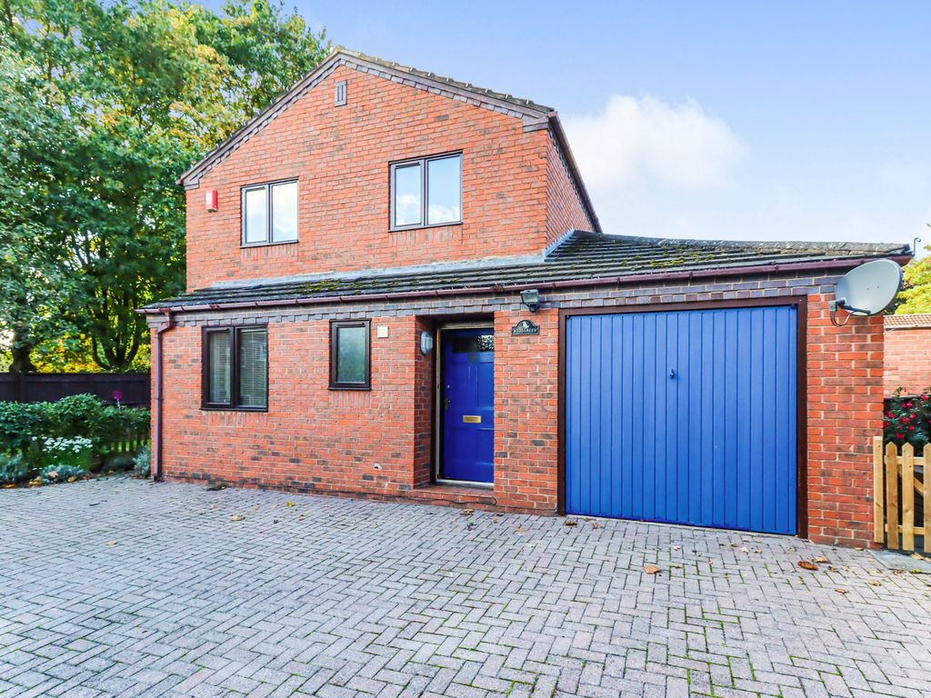 3 bed detached house for sale in Russell Road, Telford TF7, £275,000