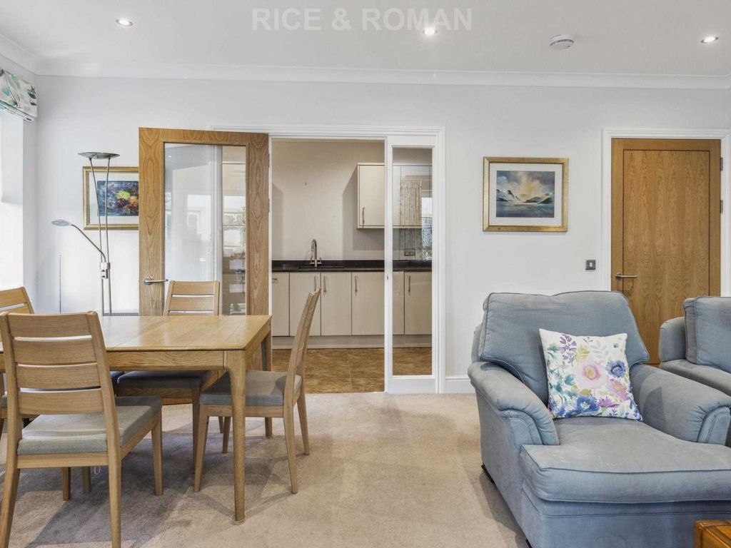 3 bed flat for sale in Lynwood Village, Ascot SL5, £850,000