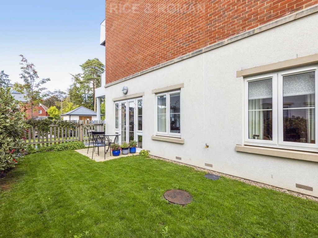 3 bed flat for sale in Lynwood Village, Ascot SL5, £850,000