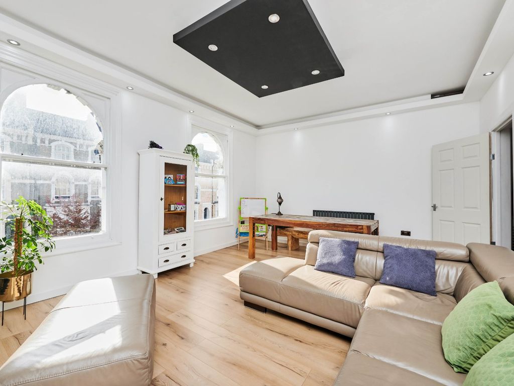 4 bed flat for sale in Ferndale Road, London SW4, £850,000