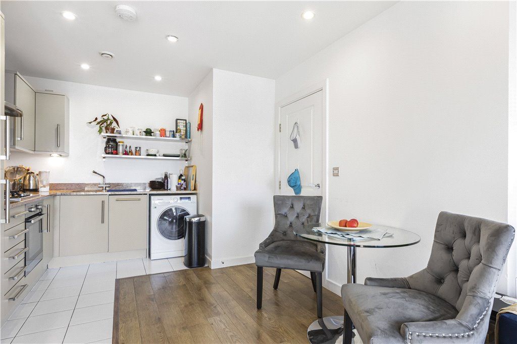 1 bed flat for sale in John Nash Mews, London E14, £375,000