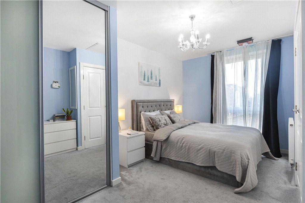 1 bed flat for sale in John Nash Mews, London E14, £375,000